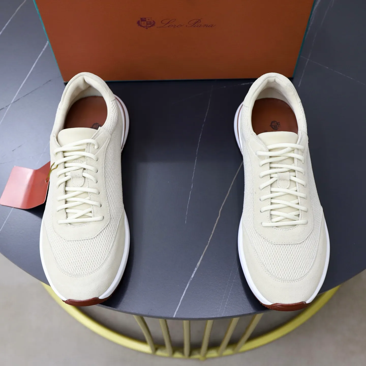 Ex-factory price: 560💰Loro Piana Tennis Walk men’s moral training sneakers! These new textured leather tennis shoes feature an ultra-low-top design for year-round wear and are water-resistant. The wrapped sole creates an effortlessly attractive color combination that harmoniously blends functionality with understated style. The ideal footwear option for urban dressing. The heel is decorated with a soft calfskin tongue with Kummel color inserts and an embossed LP logo. Cotton shoelaces. Material: Upper: Gray woven stitching with cowhide accents! Sole: Rubber lining: Cow leather original rubber sole, excellent foot comfort, complete package! Size: 38-39-40-41-42-43-44 leather shoe size (4546 can be customized)